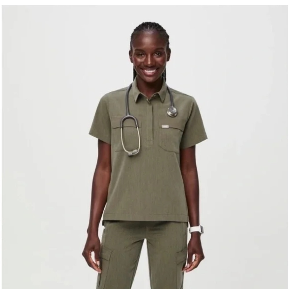 NWT Figs Heathered Olive Saiya Cargo Scrub Top - XS